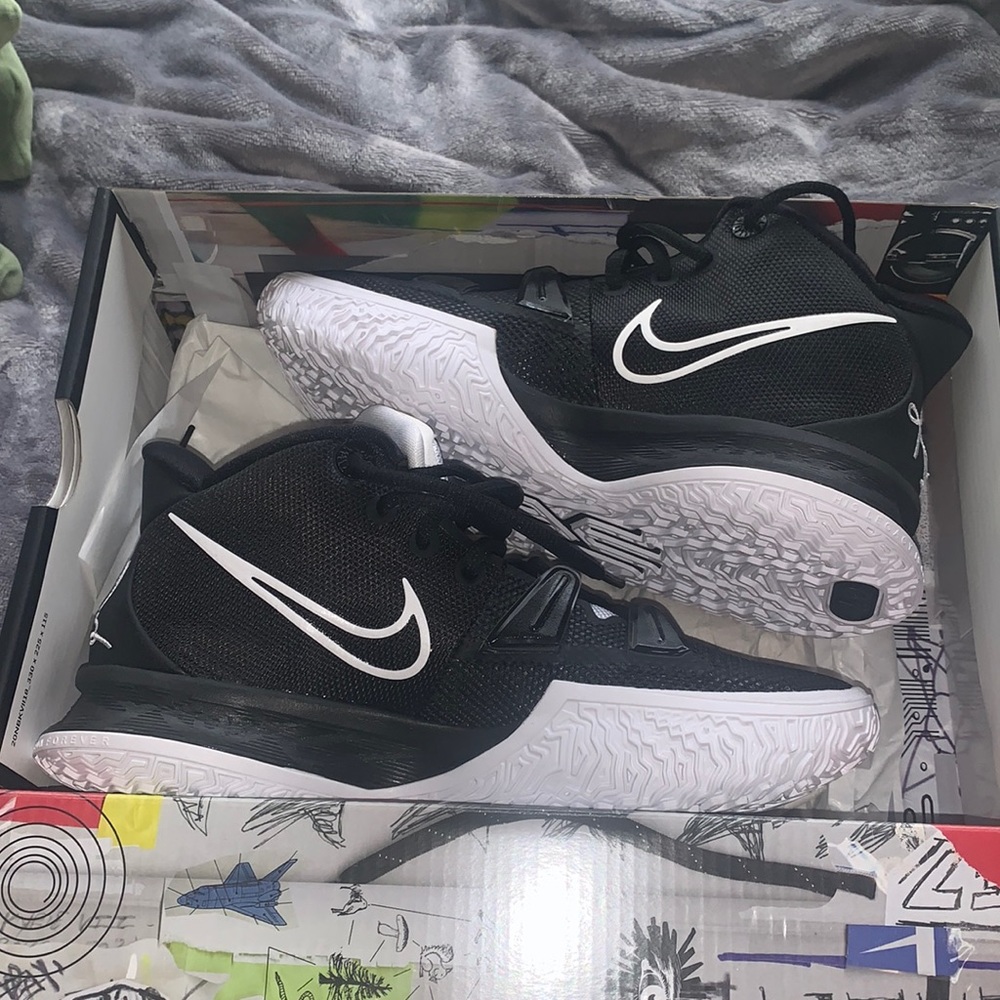Nike Kyrie 7 basketball sneakers Size Men’s US 7